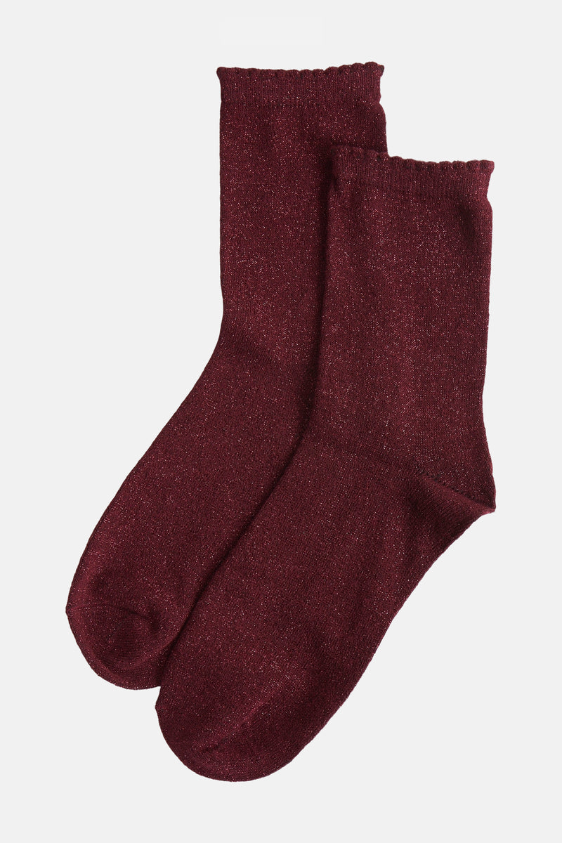 Chaussettes rouges scintillantes de PIECES®, texture tricotée et bordure ondulée.