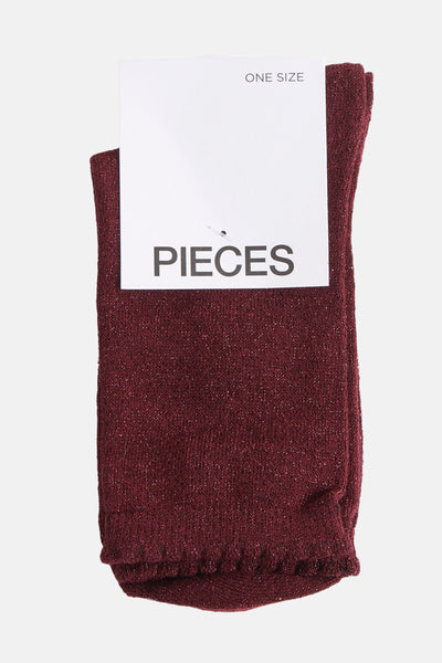 Chaussettes rouges scintillantes de PIECES, avec une étiquette blanche indiquant la taille unique et le nom de la marque.