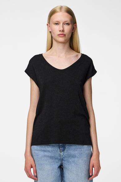 Zwart T-shirt met korte mouwen van PIECES®, gedragen met een lichtblauwe jeans.