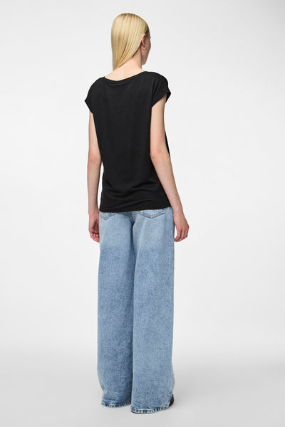 Zwart T-shirt met korte mouwen van PIECES®, gedragen met een wijde jeans, achtergezicht.