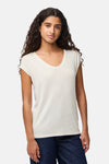 Wit T-shirt met korte mouwen van Pieces, met een subtiel gestreept patroon en gedragen met een wijde jeans.