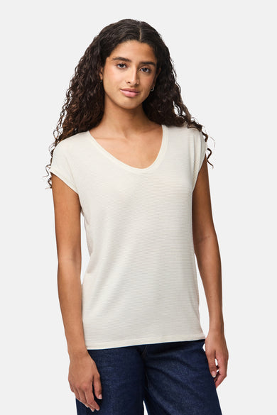 T-shirt blanc à rayures fines de PIECES®, porté avec un jean, sur fond clair.