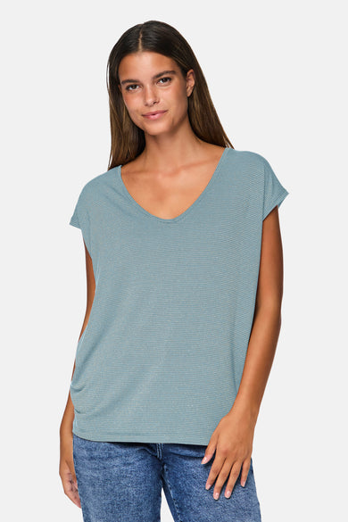 Korte mouw t-shirt blauwacht Pieces Pieces, met een discreet gestreept patroon, gedragen met een jeans en sportshoes.