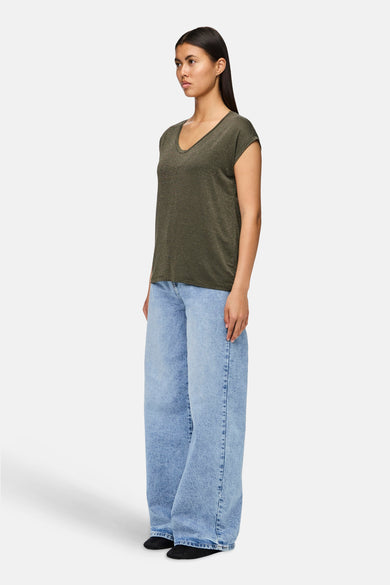 T-shirt kaki à manches courtes de PIECES®, porté avec un jean ample bleu clair.
