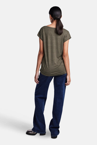 T-shirt kaki à manches courtes de PIECES, porté avec un jean bleu foncé et des chaussures noires.