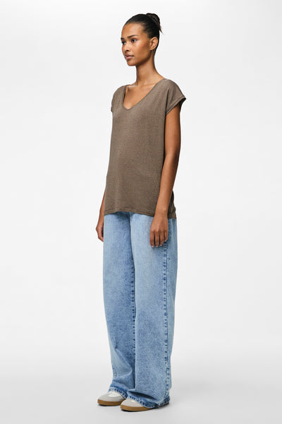 T-shirt à manches courtes brun de PIECES®, porté avec un jean ample bleu délavé et des baskets blanches.