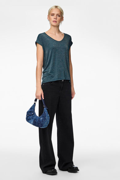 T-shirt à manches courtes bleu de PIECES®, porté avec un jean noir ample et un sac à main bleu denim.
