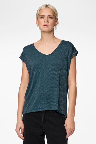 T-shirt à manches courtes bleu, de PIECES®, à rayures horizontales, porté avec un jean noir.

