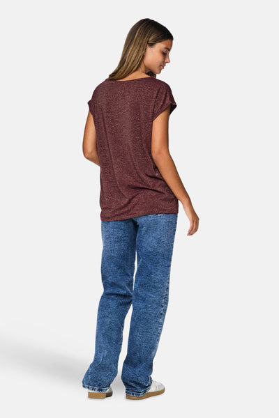 T-shirt bordeaux à manches courtes de PIECES®, porté avec un jean bleu délavé, vue de dos.
