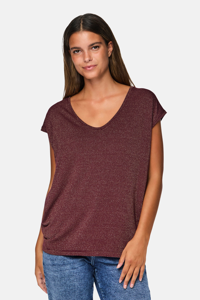 T-shirt bordeaux à manches courtes de PIECES®, rayures fines dorées, porté avec un jean bleu.
