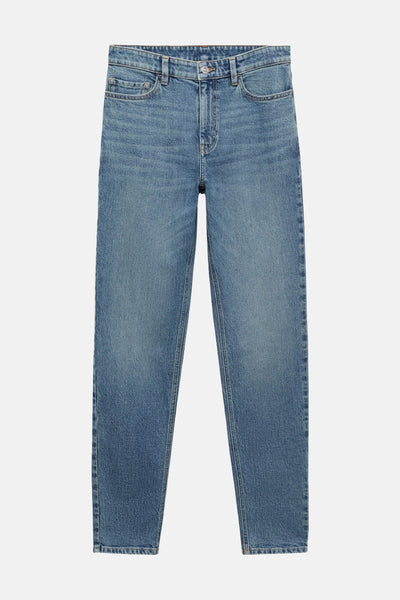 Jeans mom en denim bleu moyen de MANGO, coupe droite classique.
