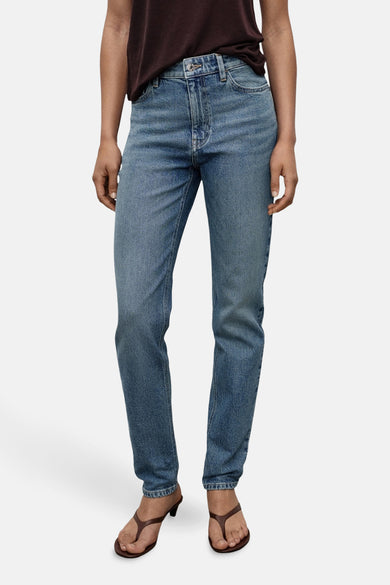 Middelblauwe spijkerbroek van MANGO, gedragen met een bordeauxrood T-shirt en bruine sandalen met hak.
