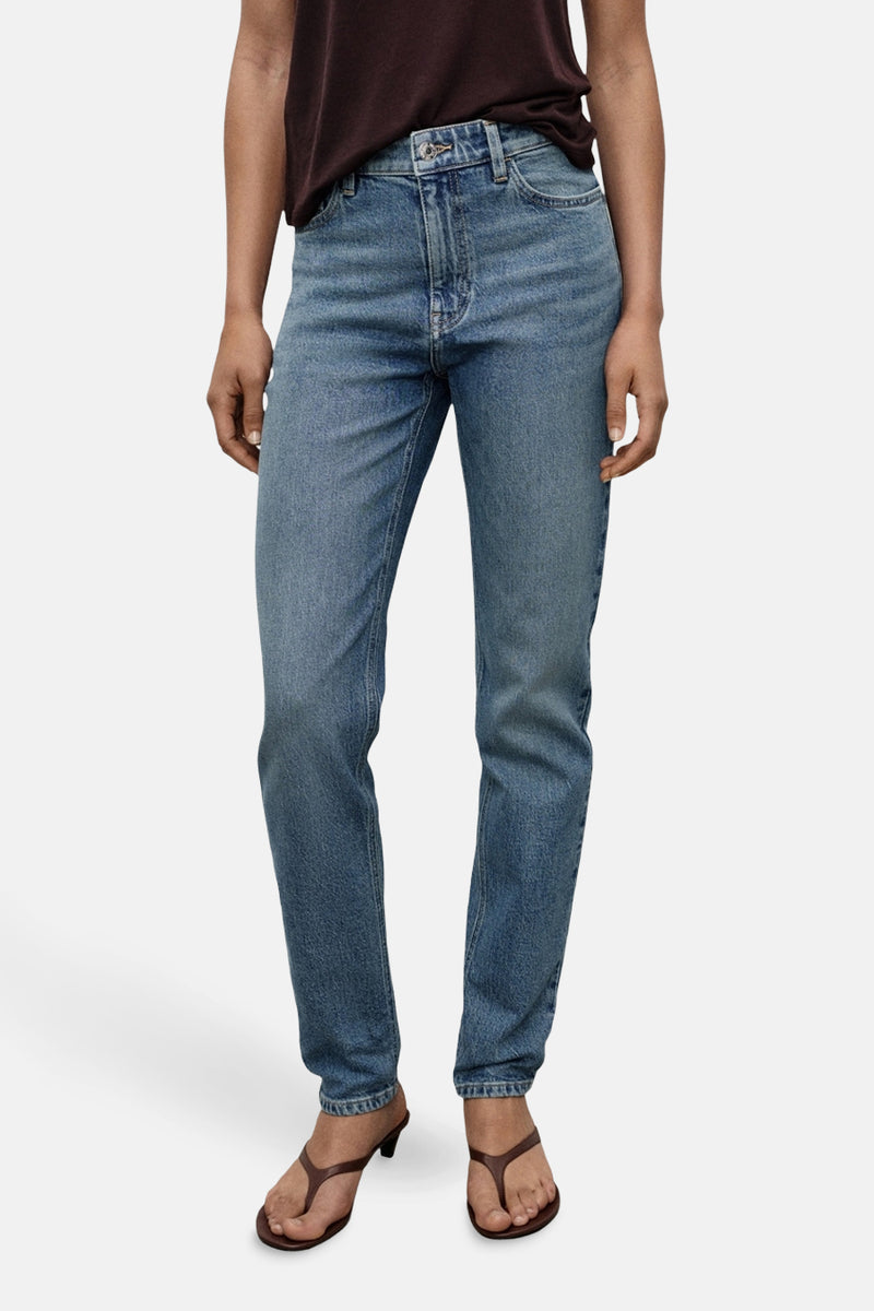 Middelblauwe spijkerbroek van MANGO, gedragen met een bordeauxrood T-shirt en bruine sandalen met hak.