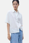 Wit blouse met korte mouwen van MANGO, gedragen met een lichtblauwe jeans.