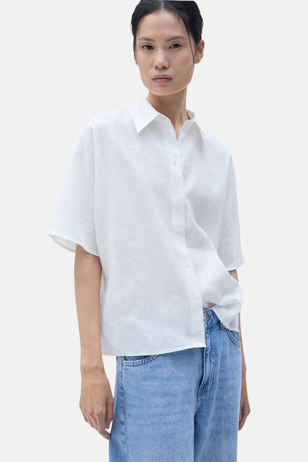 Wit blouse met korte mouwen van MANGO, gedragen met een lichtblauwe jeans.