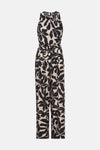 Combinaison noire à motif floral par MANGO, avec ceinture assortie nouée à la taille.
