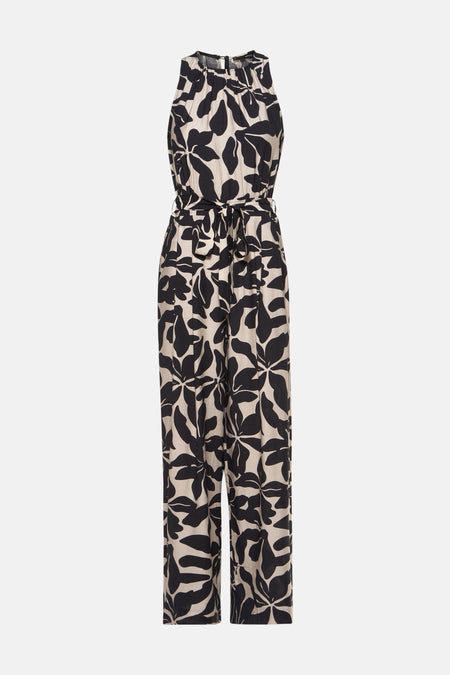 Zwarte jumpsuit met bloemenprint van MANGO, met bijpassende ceintuur die in de taille wordt geknoopt.