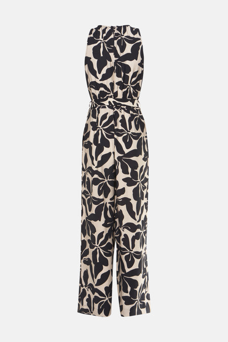 Zwarte jumpsuit met bloemenprint van MANGO, met strikceintuur in de taille en wijde pijpen.