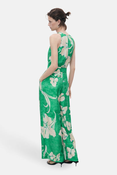 Combinaison verte à fleurs par MANGO, avec ceinture intégrée et jambes larges.