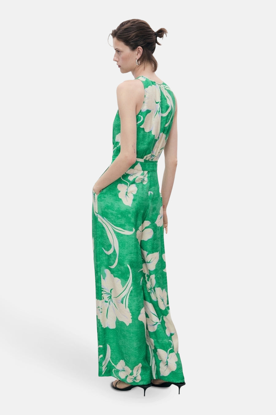 Groen bloemenpak van MANGO, met ingebouwde tailleband en wijde pijpen.