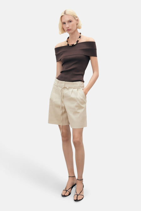 Beige bermuda van MANGO, met trekkoord in de taille, gedragen met een bruine off-shoulder top en zwarte sandalen.