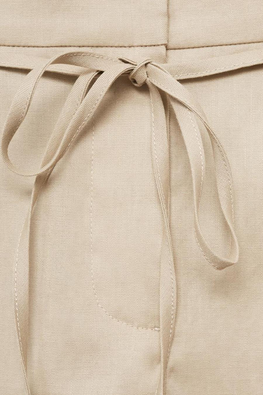 Beige Bermuda van MANGO, met een strikceintuur en een subtiele linnen textuur.