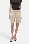 Beige Bermuda van MANGO, met trekkoord, gedragen met een bruin topje en zwarte sandalen met bandjes.