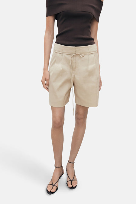 Beige Bermuda van MANGO, met trekkoord, gedragen met een bruin topje en zwarte sandalen met bandjes.