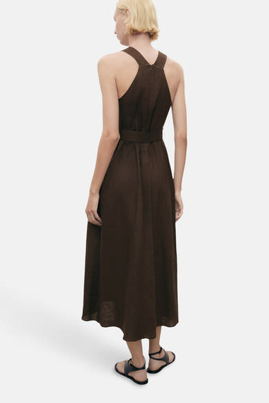 Robe marron de MANGO, coupe mi-longue avec ceinture à la taille et dos nageur.