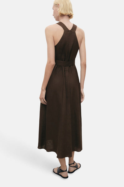 Bruine jurk van MANGO, halflange snit met ceintuur in de taille en racerback.