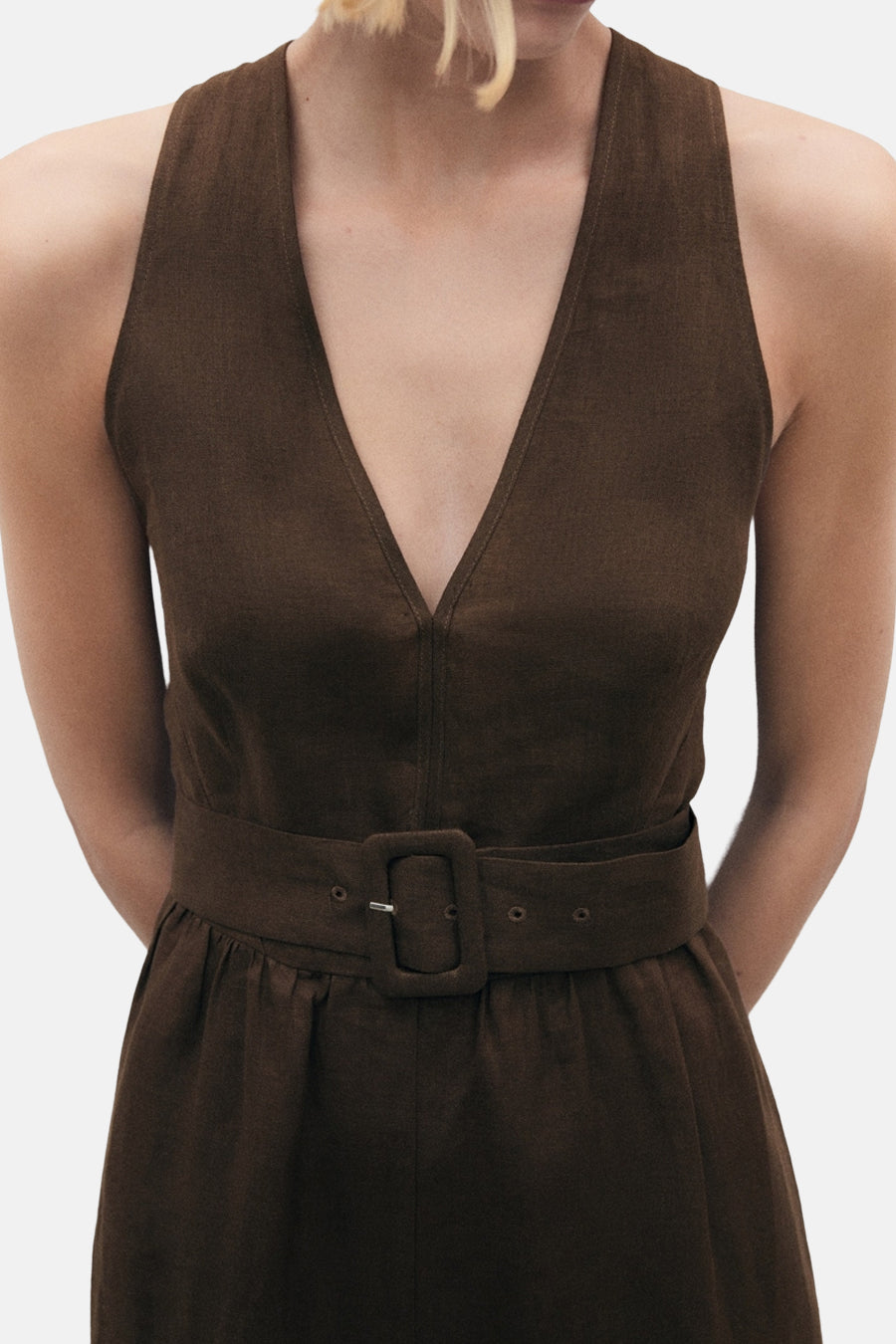 Robe marron de MANGO avec une ceinture à boucle rectangulaire, coupe midi et encolure en V.