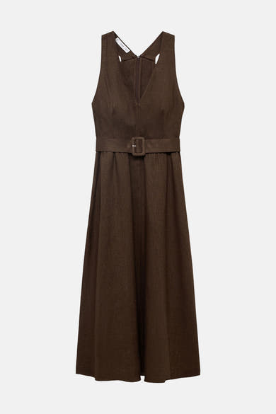 Robe marron by MANGO, avec ceinture à boucle et fermeture éclair dans le dos.