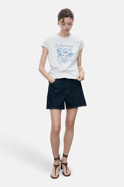 Blauw T-shirt met korte mouwen van MANGO, met schelpenprint, gedragen met een spijkerbroekshort en sandalen met hak.