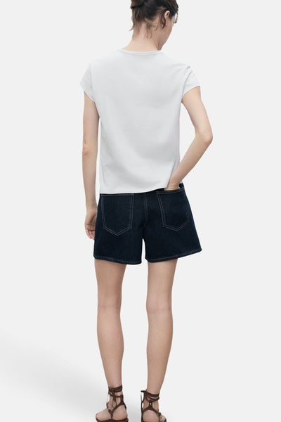 Blauw T-shirt met korte mouwen van MANGO, gedragen met een donkere spijkerbroek en bruine vetersandalen.