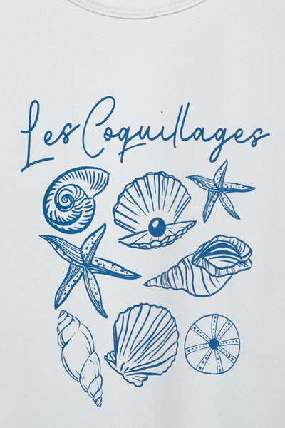 T-shirt à manches courtes bleu de MANGO, orné d'un imprimé de coquillages et d'étoiles de mer.

