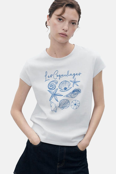 Blauw T-shirt met korte mouwen van MANGO, met een schelpenprint en de tekst "Les Coquillages".