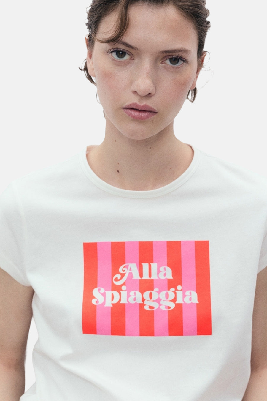 Wit T-shirt met korte mouwen van MANGO, met een roze en rode streepprint op de voorkant.