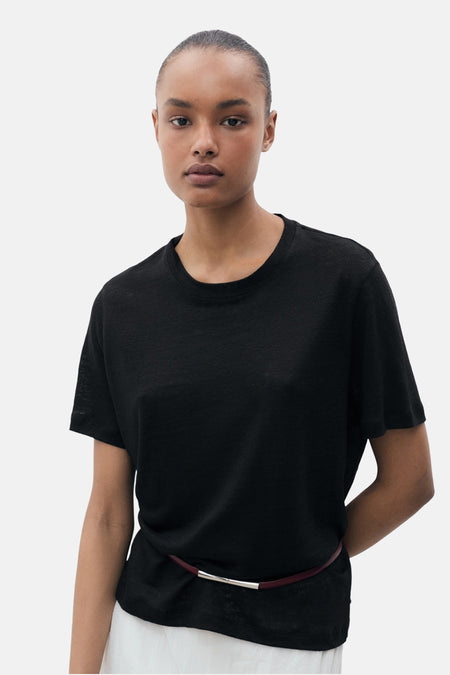 Zwart T-shirt met korte mouwen van MANGO, gedragen met een dunne riem.