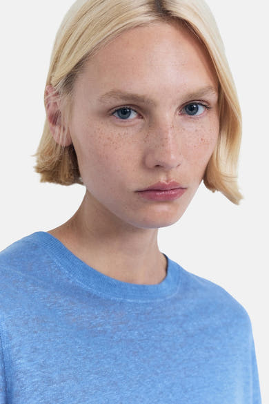Blauwe T-shirt met korte mouwen van MANGO, klassieke pasvorm, van lichte stof.