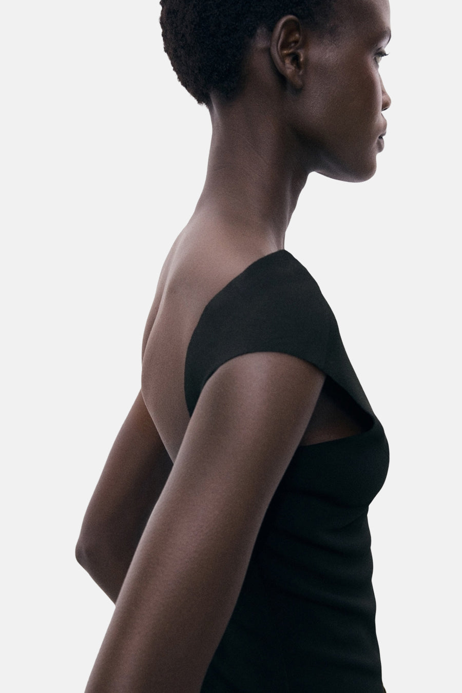 Zwart T-shirt met korte mouwen van MANGO, moderne asymmetrische pasvorm met een blote schouder.