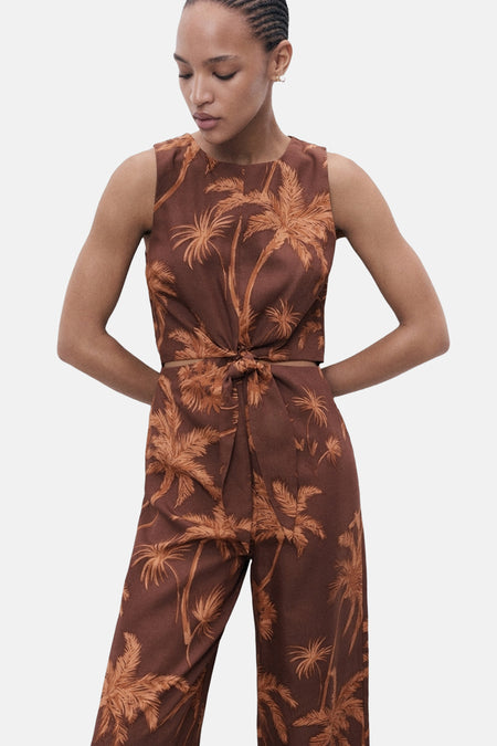 Bruin MANGO jumpsuit met palmprint en een strikceintuur.