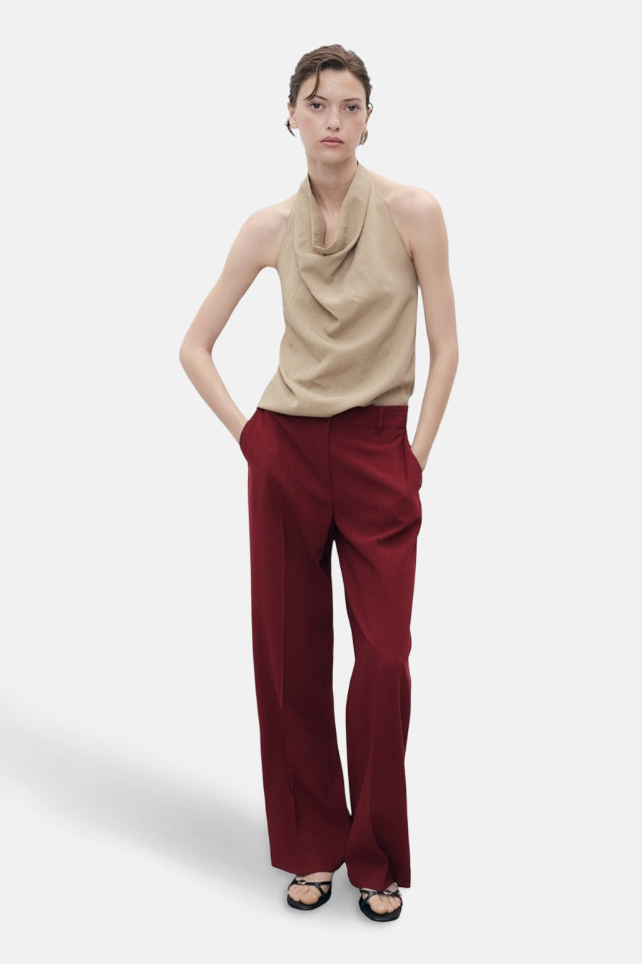 Bordeaux broek van MANGO, wijde pasvorm en rechte pijpen, gedragen met een effen beige top.