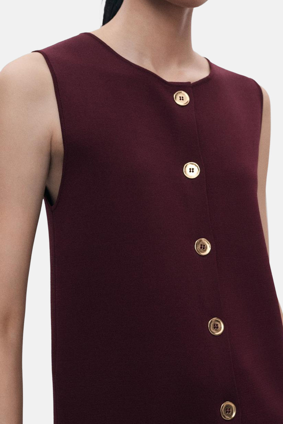 Blouse bordeaux sans manches de MANGO, ornée de boutons dorés sur le devant.