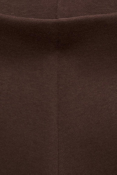 Pantalon marron de MANGO avec une texture douce et une couture verticale visible.