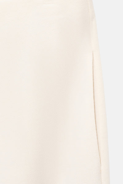 Pantalon blanc de MANGO, avec une texture fine et une coupe classique.