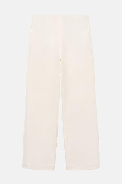 Pantalon blanc de MANGO, coupe ample, sur un fond clair.