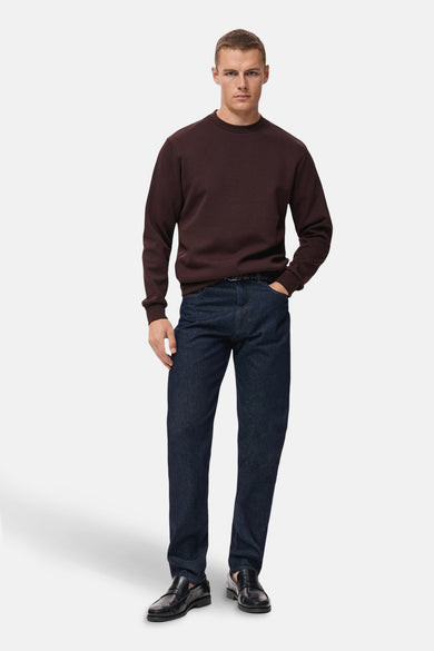 Bruine trui van MANGO, gedragen met een donkerblauwe jeans en zwarte loafers.