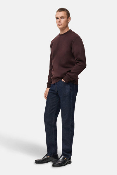 Bruine trui van MANGO, gedragen met een marineblauwe jeans en zwarte loafers, zijaanzicht.