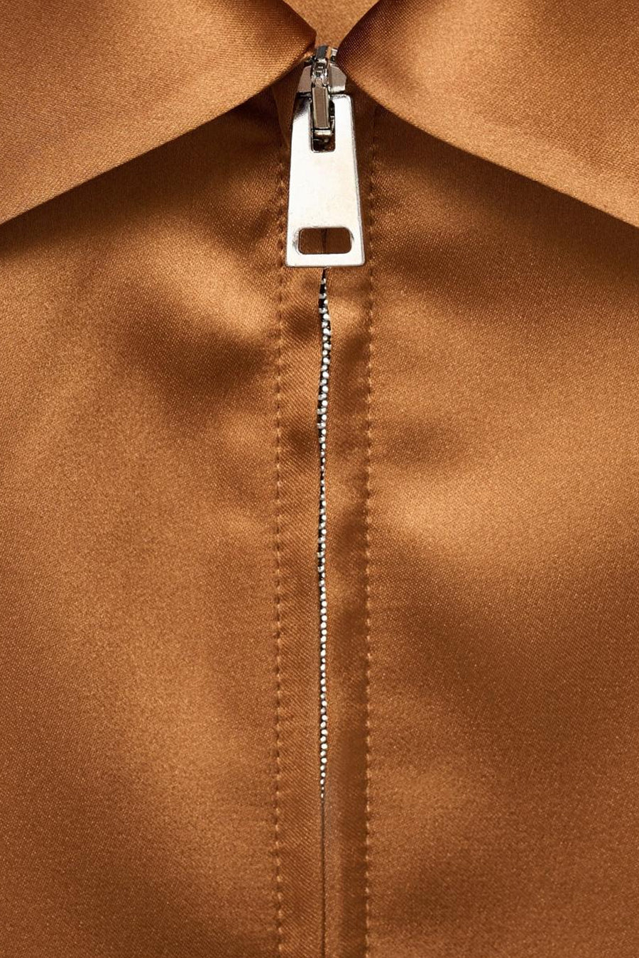 Gilet brun en satin par MANGO, avec une fermeture éclair argentée et un col classique.