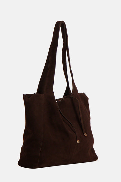 Sac à main brun en daim de MANGO, avec des cordons de serrage et des détails dorés.